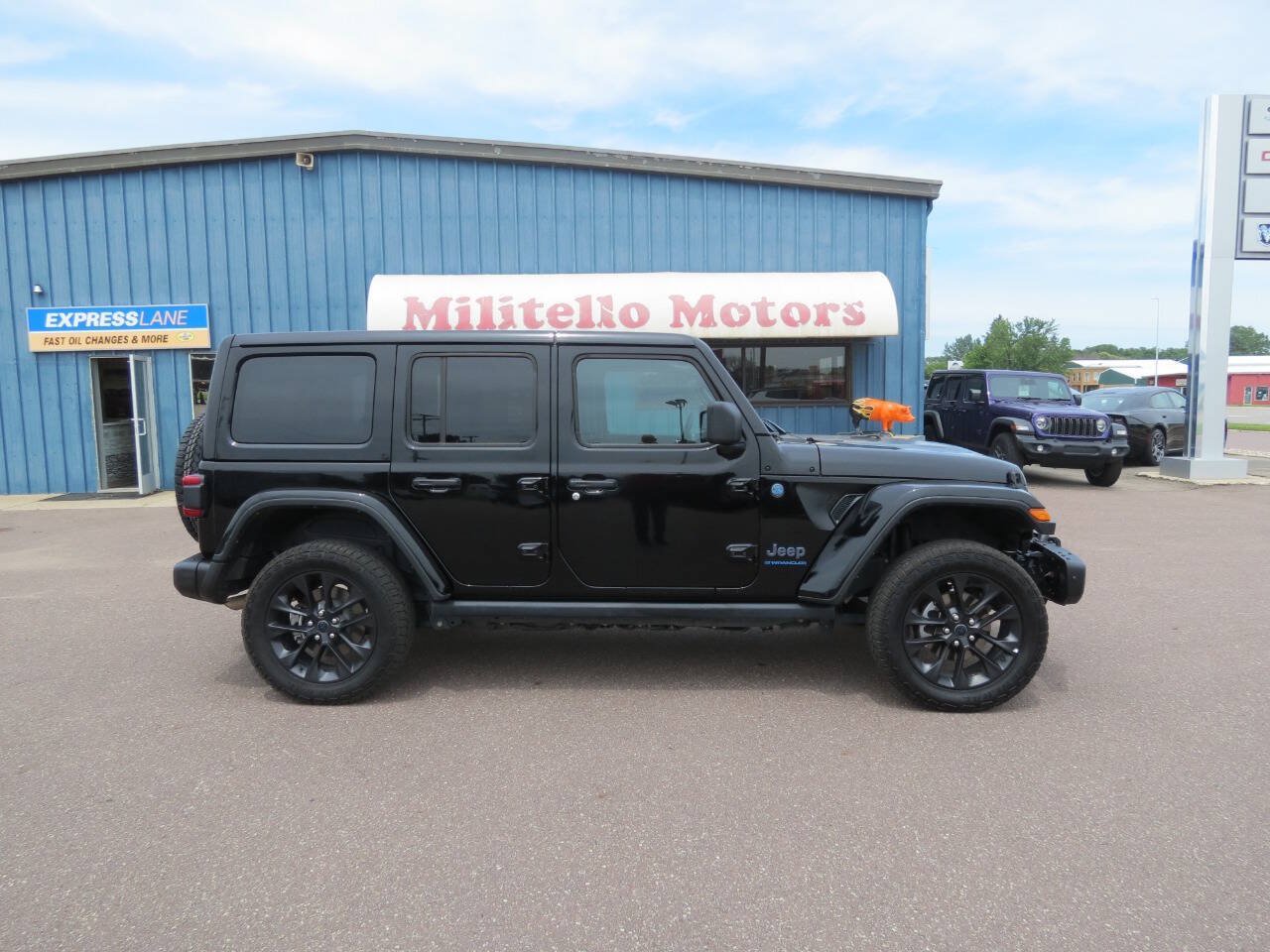 Used 2025 Jeep Wrangler Unlimited Sahara AWD/4WD image 1