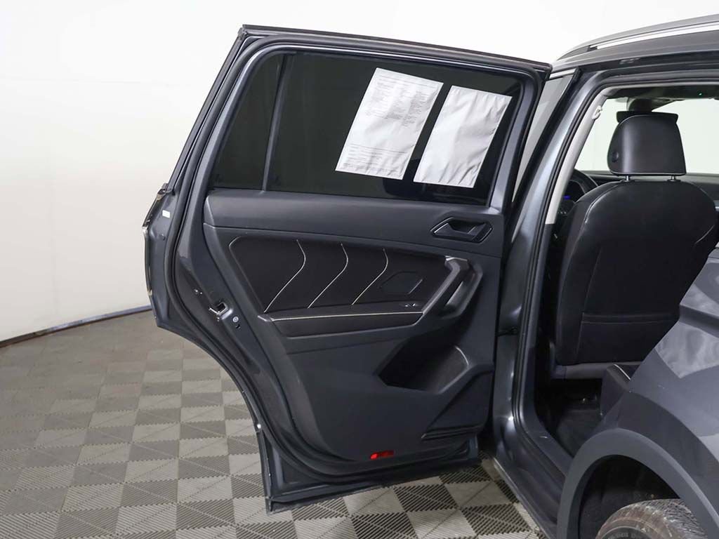 Used 2024 Volkswagen Tiguan SE w/ Panoramic Sunroof Package FWD image 23