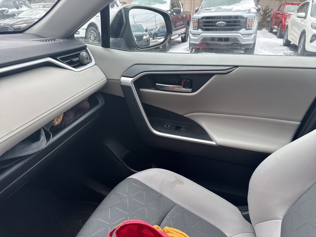 Used 2021 Toyota RAV4 XLE w/ Convenience Package image 16