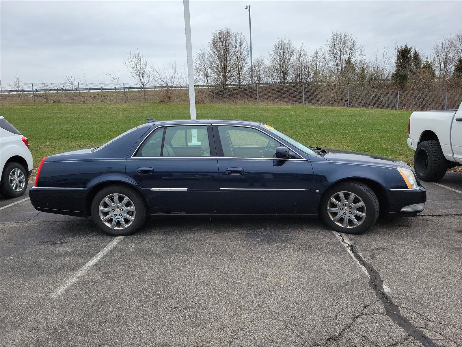 Used 2009 Cadillac DTS w/ Trunk Convenience Package image 9