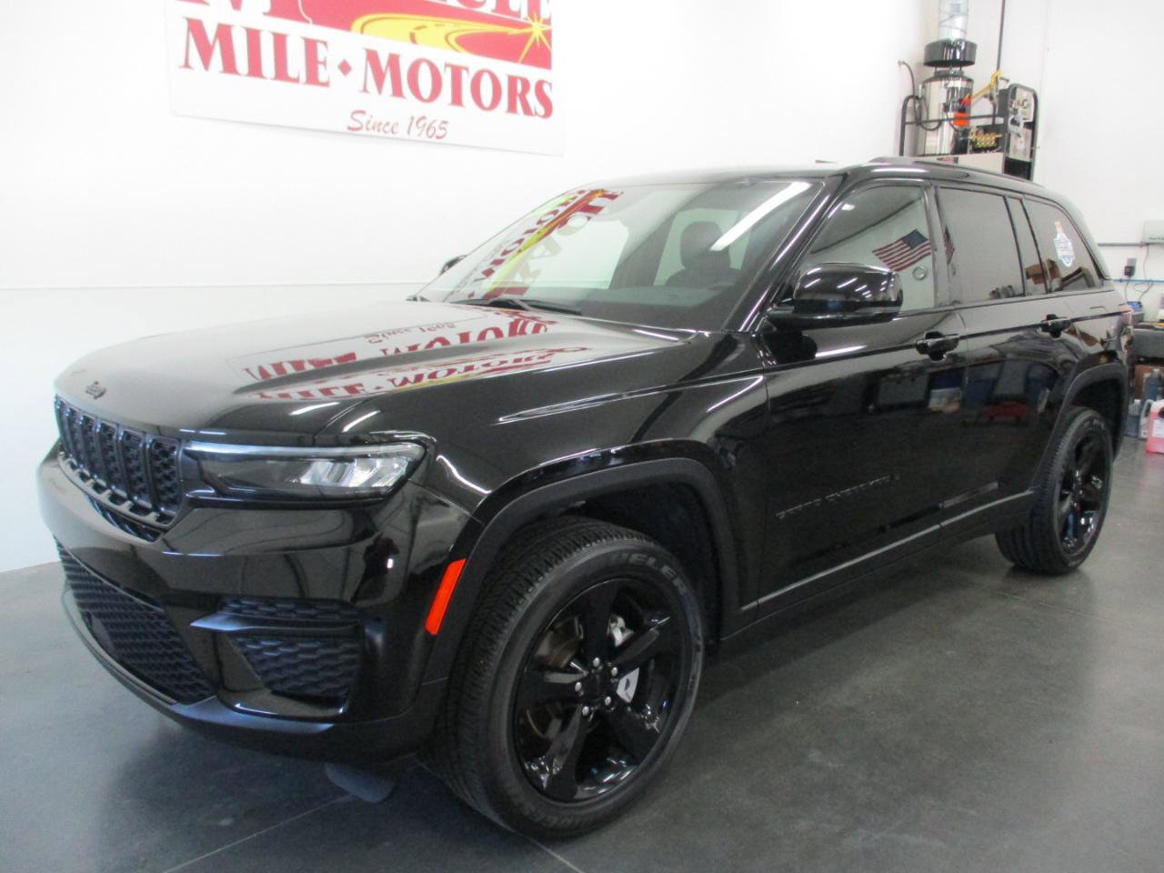 Used 2022 Jeep Grand Cherokee Altitude AWD/4WD image 3