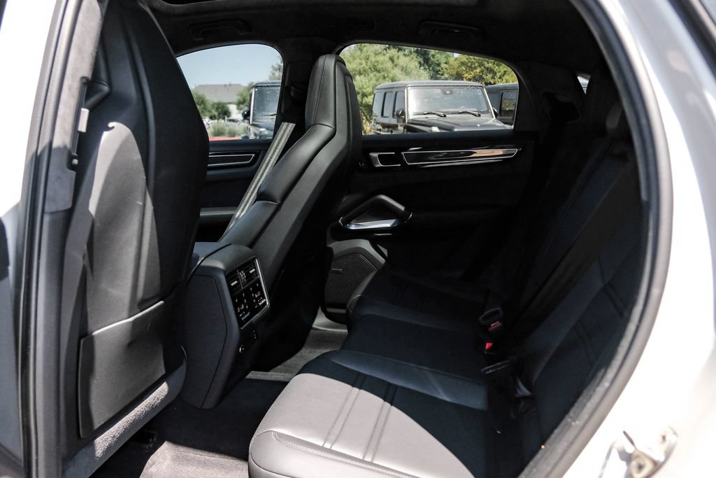 Used 2023 Porsche Cayenne Turbo AWD/4WD image 37