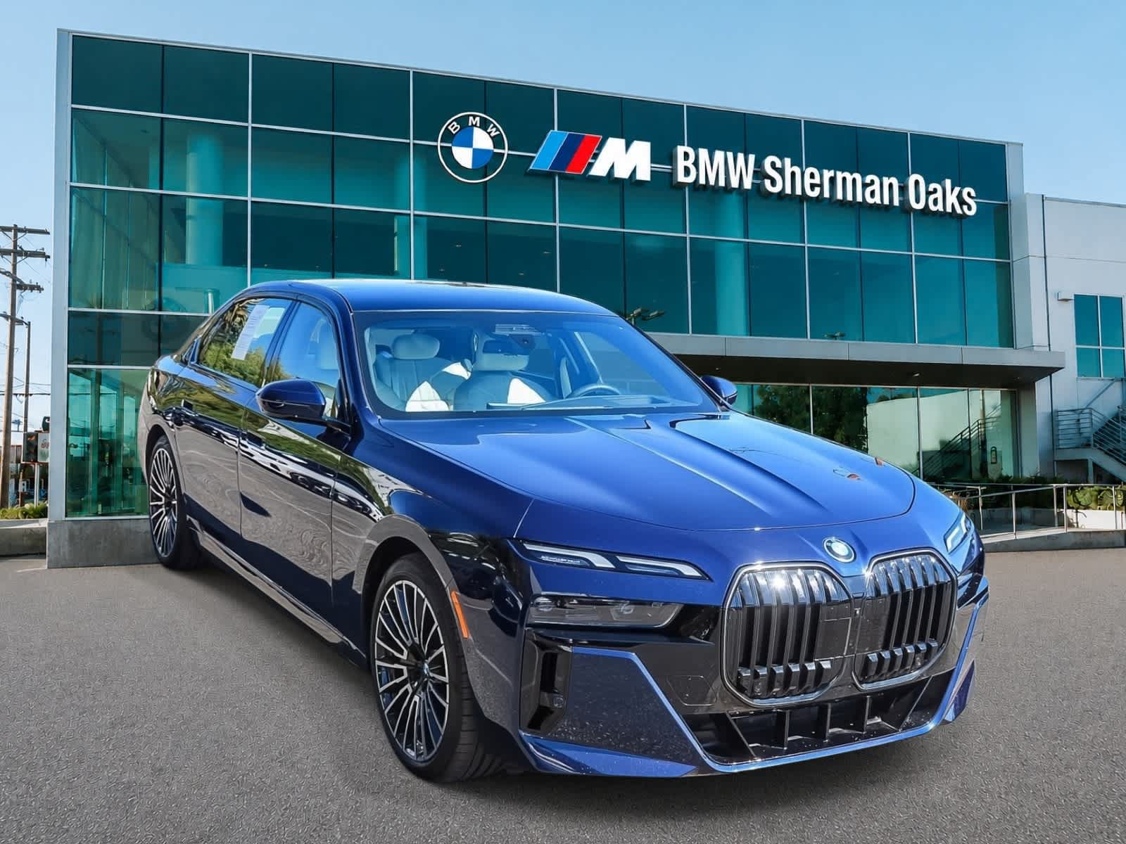 Used 2026 BMW 750e xDrive AWD/4WD image 3