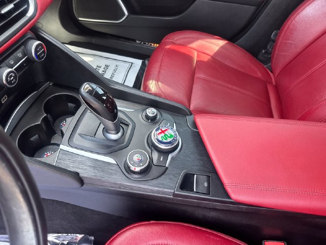 Used 2018 Alfa Romeo Giulia AWD image 22