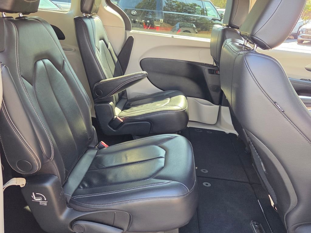 Used 2022 Chrysler Pacifica Touring-L image 15