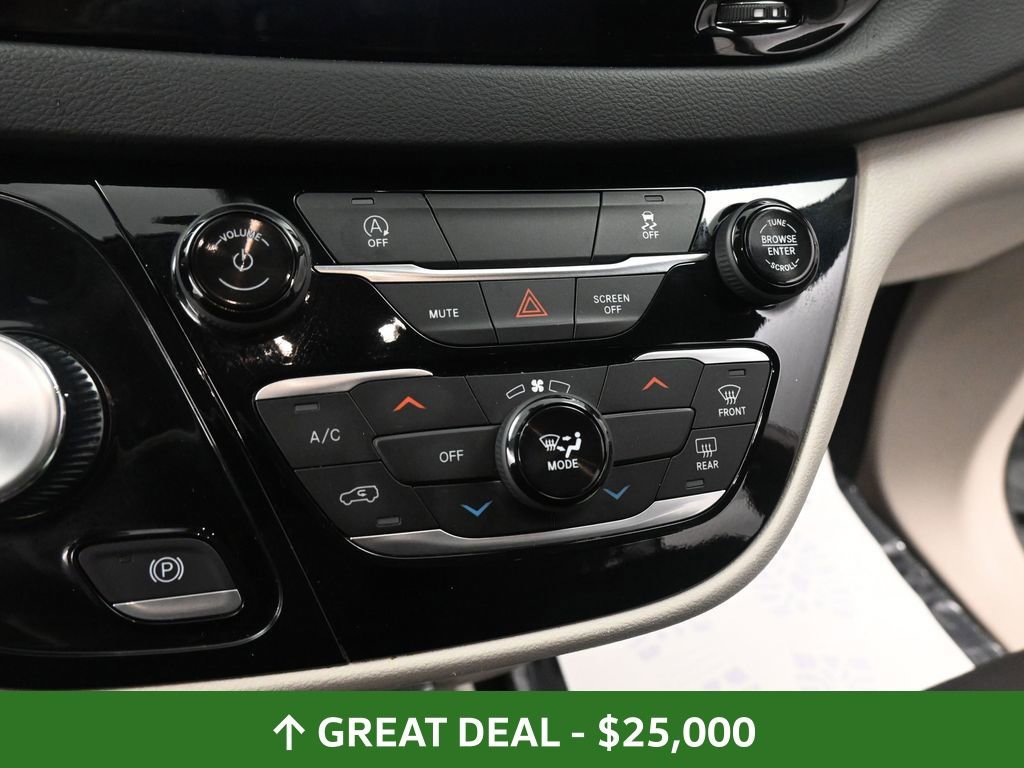 Used 2024 Chrysler Voyager LX image 39