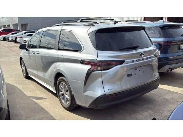 Used 2025 Toyota Sienna LE FWD image 5