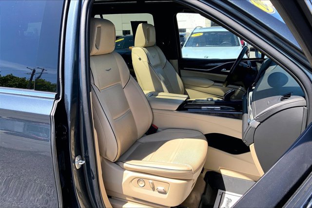 Used 2021 Cadillac Escalade Premium Luxury AWD/4WD image 6