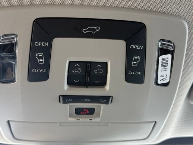 Used 2025 Toyota Sienna XLE FWD image 35