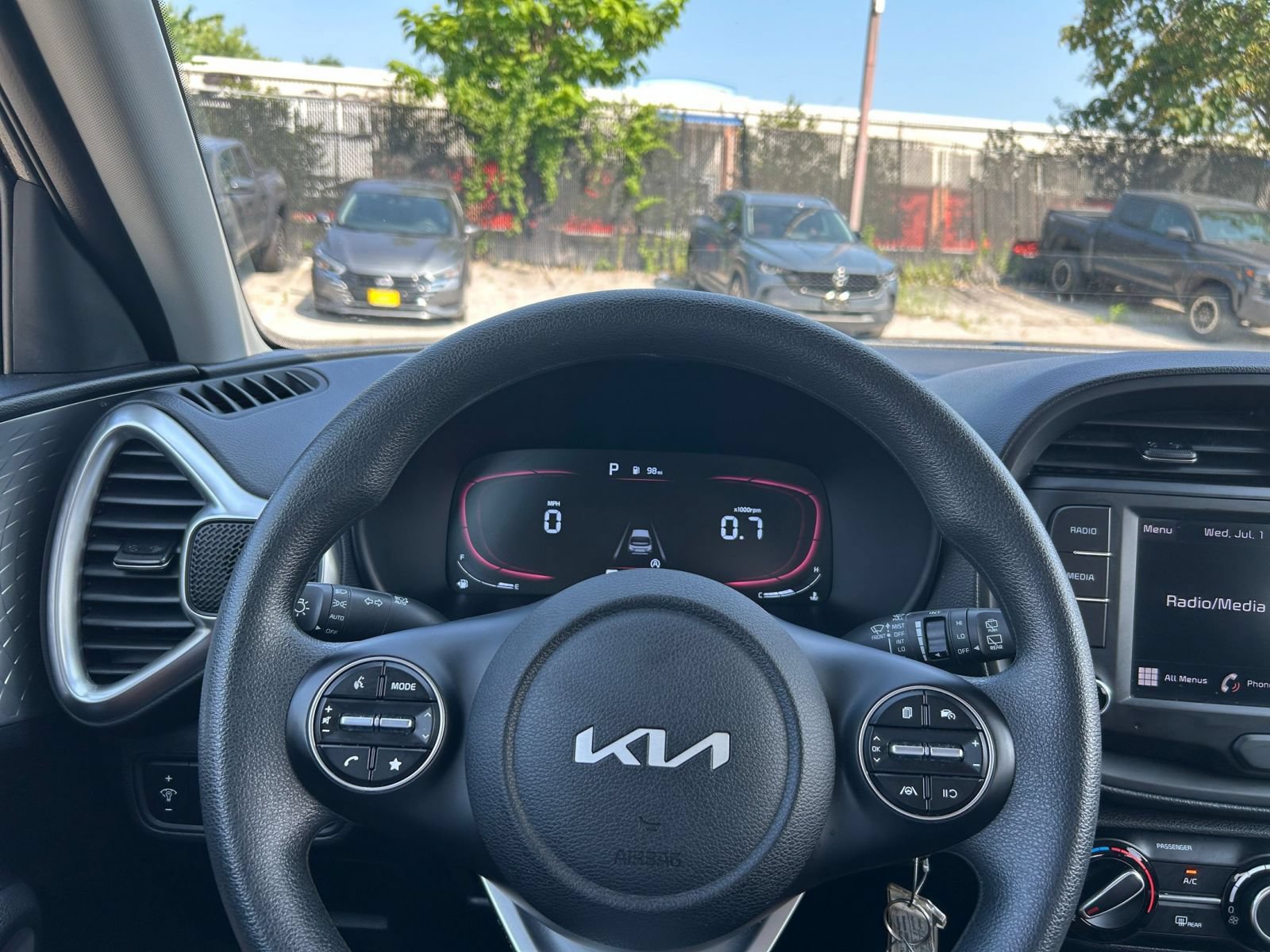 Used 2025 Kia Soul LX w/ LX Technology Package FWD image 29