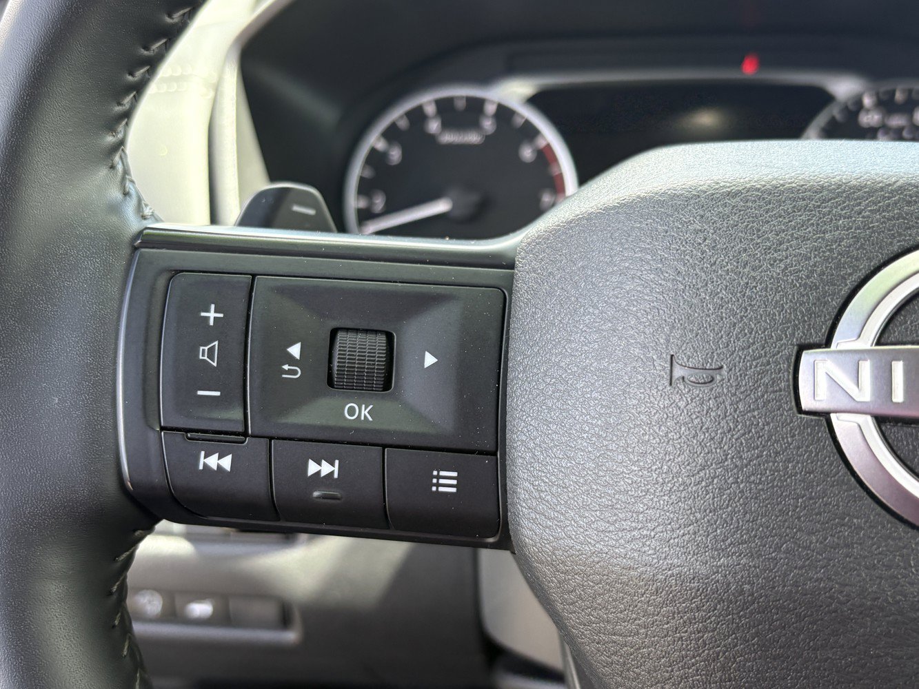 Used 2025 Nissan Rogue SV AWD/4WD image 16