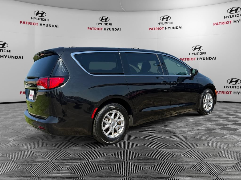 Used 2023 Chrysler Voyager LX FWD image 3
