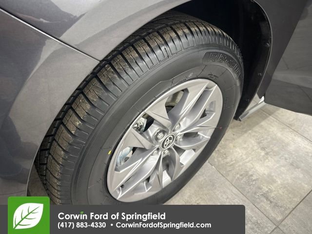 Used 2025 Toyota Sienna XLE image 39