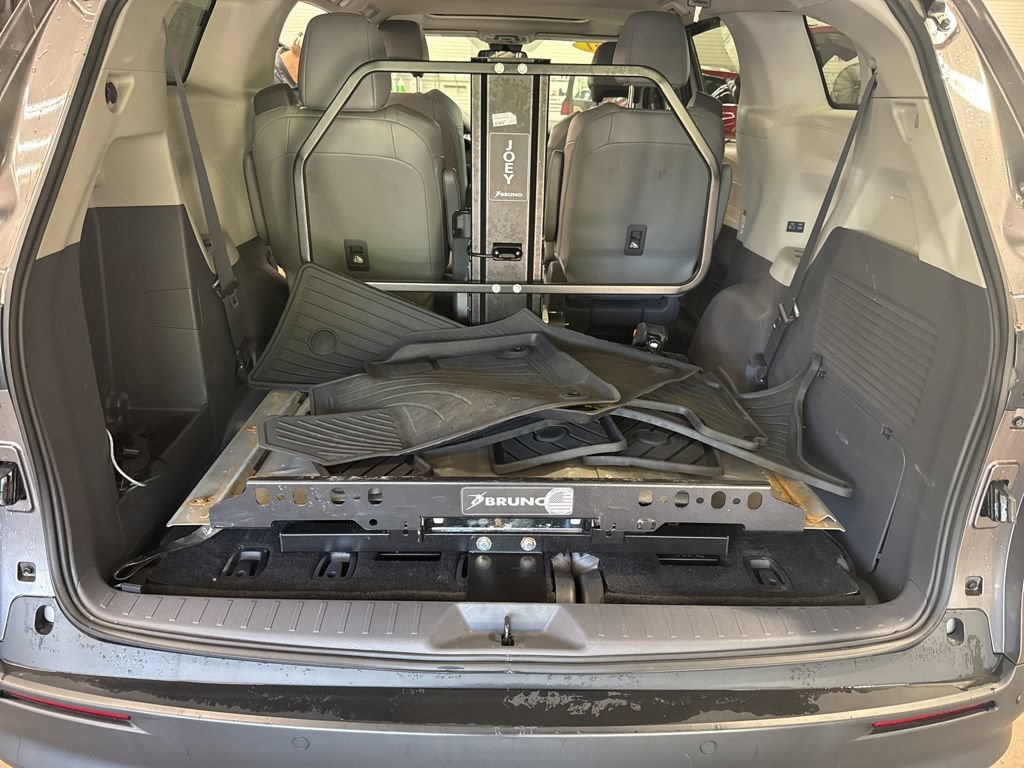 Used 2021 Toyota Sienna XLE FWD image 14