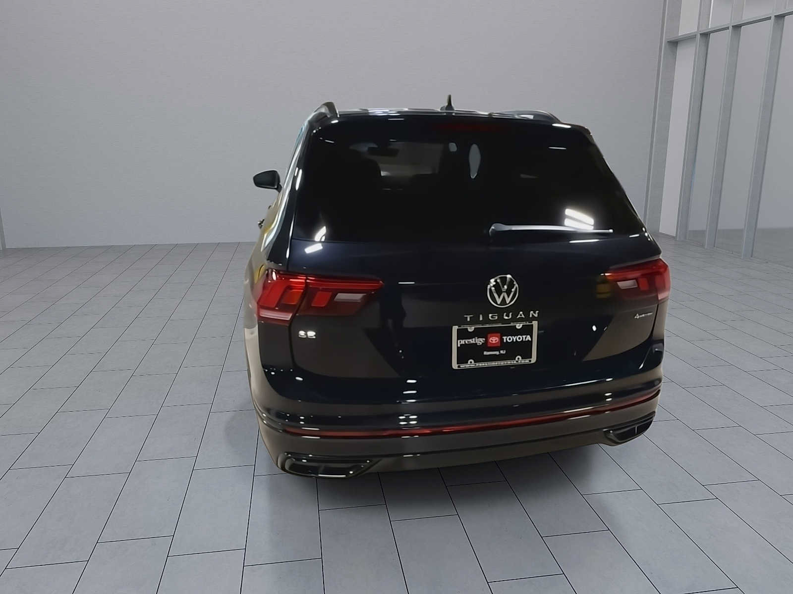 Used 2022 Volkswagen Tiguan SE R-Line AWD/4WD image 7
