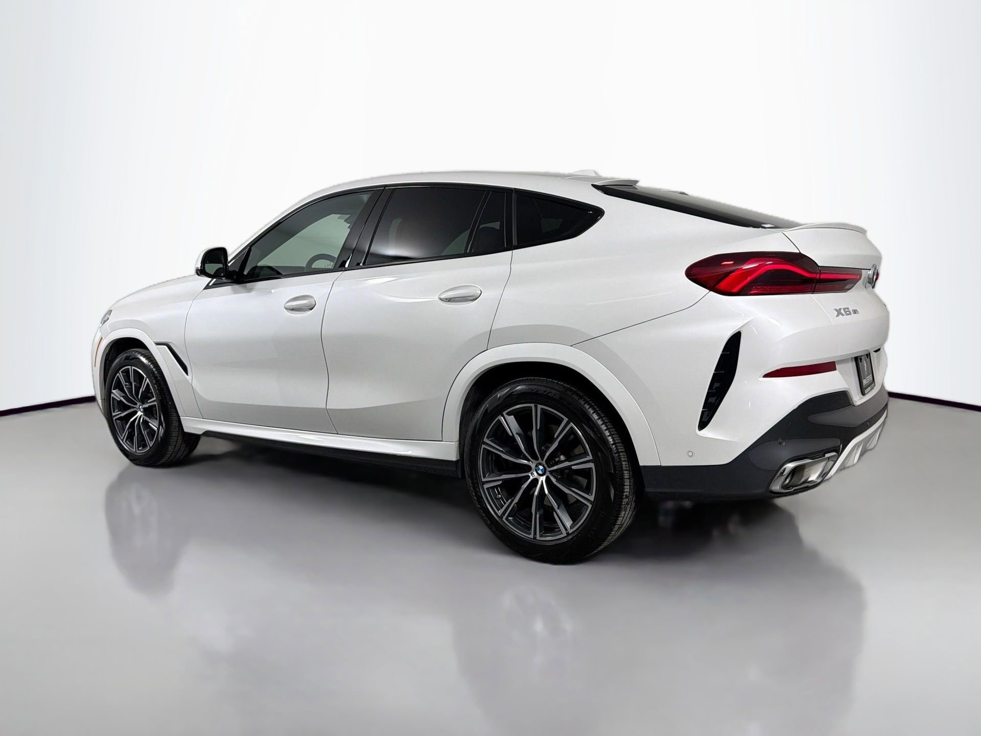 Certified 2024 BMW X6 xDrive40i w/ Executive Package image 8