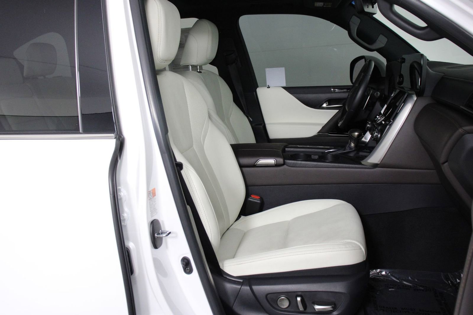 Used 2024 Lexus LX 600 4WD w/ Luxury Package image 28