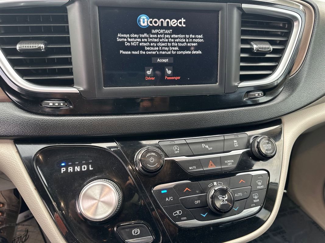 Used 2018 Chrysler Pacifica Touring-L FWD image 20