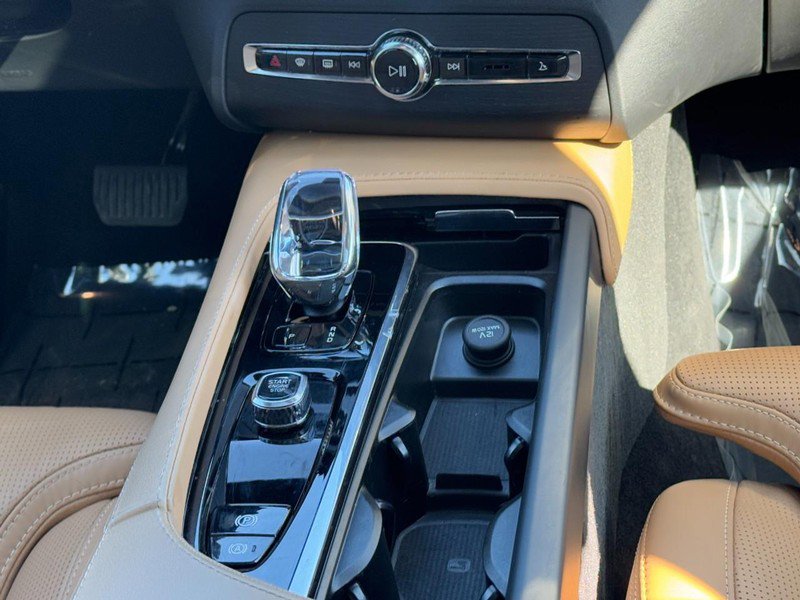 Certified 2024 Volvo XC90 T8 Ultimate w/ Lounge Package image 15