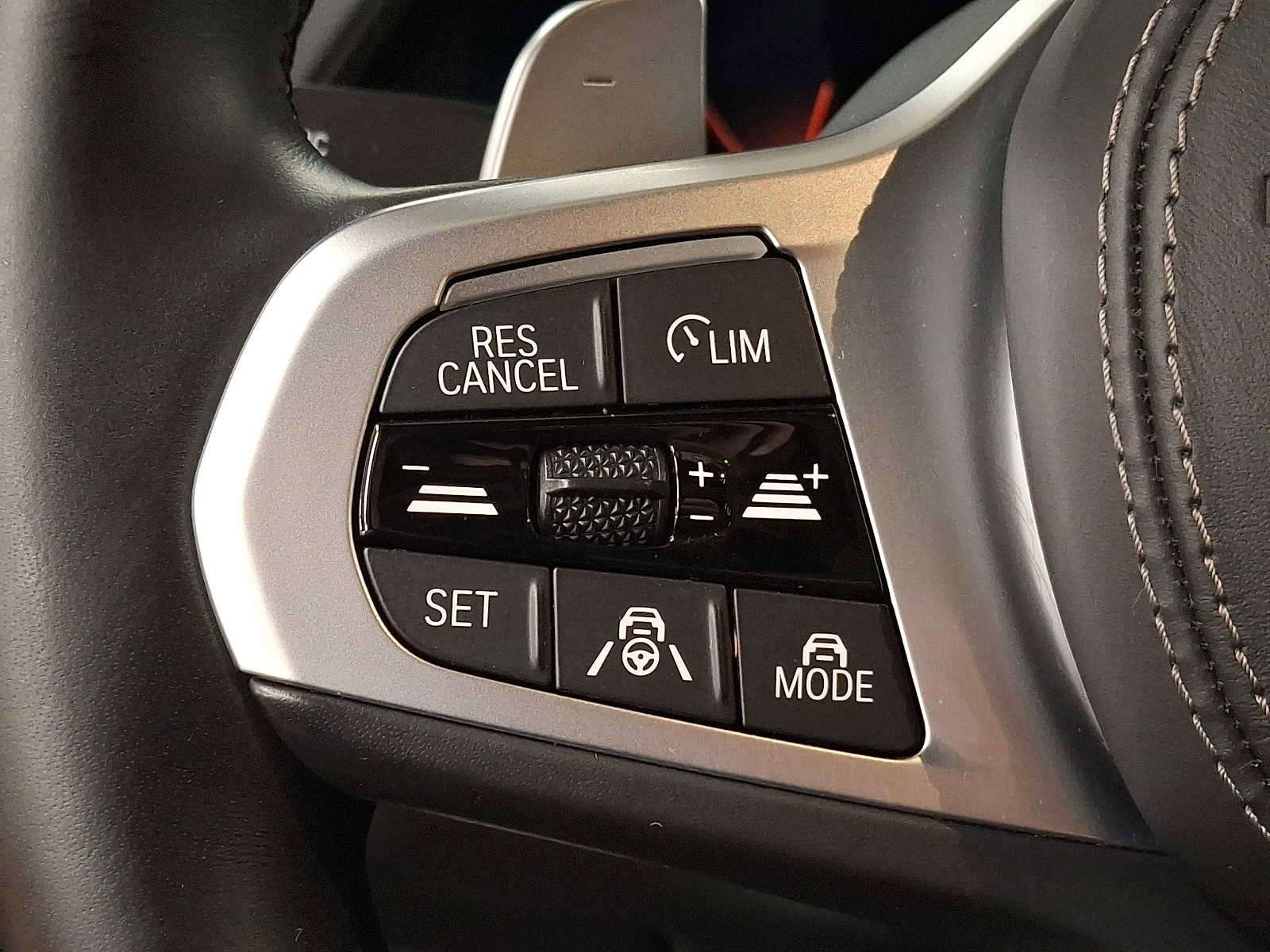 Used 2022 BMW X6 xDrive40i w/ Executive Package image 18