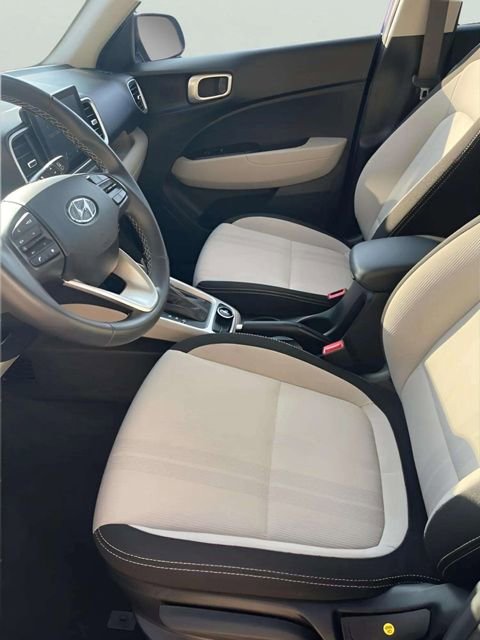 Used 2025 Hyundai Venue SEL image 9