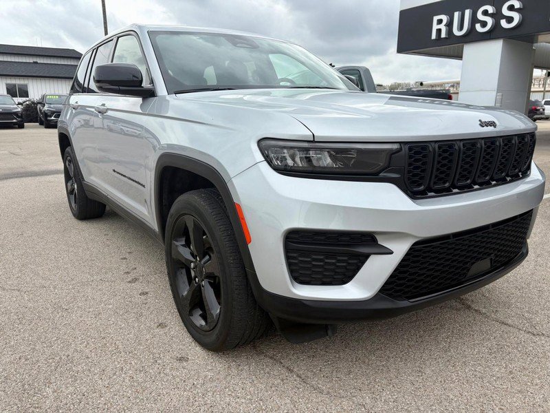 Used 2022 Jeep Grand Cherokee Altitude image 3