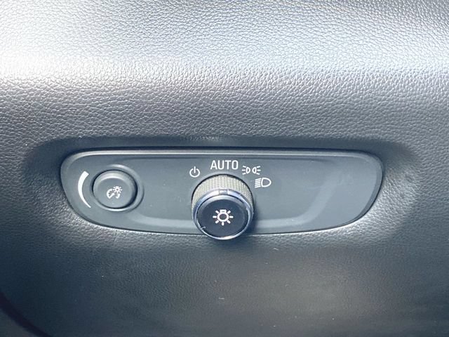 Used 2023 Chevrolet Traverse LT FWD image 17