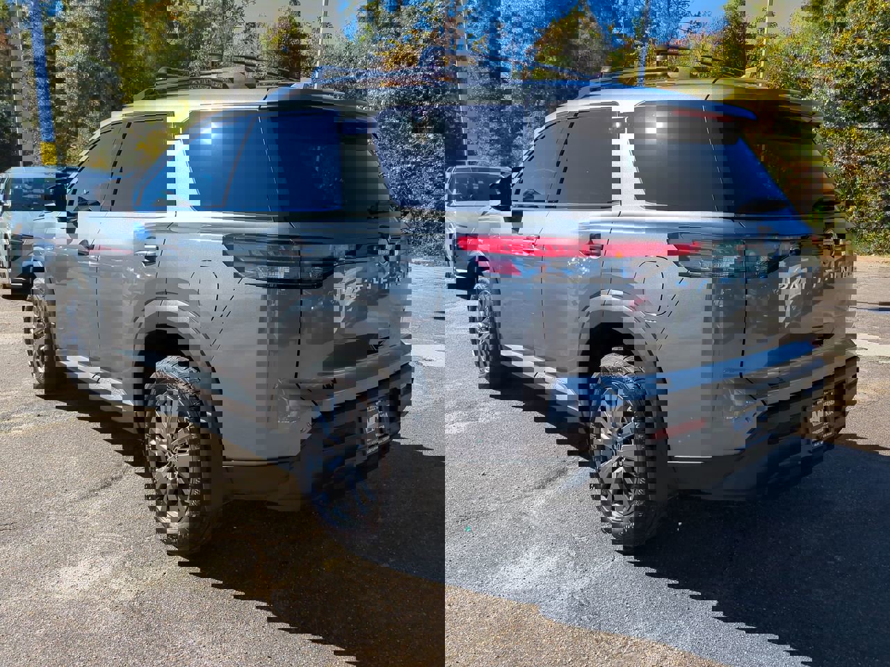 Used 2025 Nissan Pathfinder SV image 7