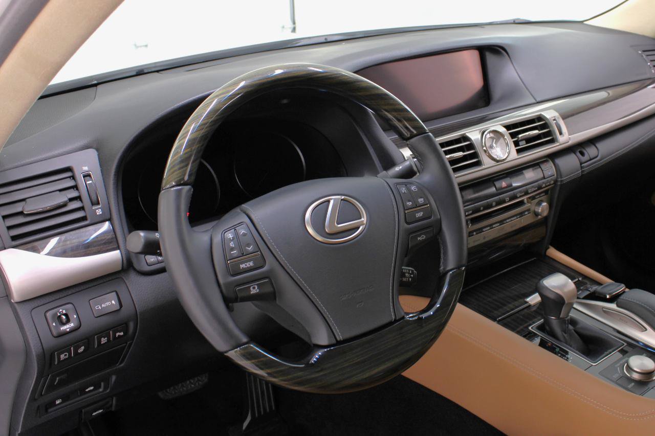 Used 2017 Lexus LS 460 w/ Comfort Package RWD image 32