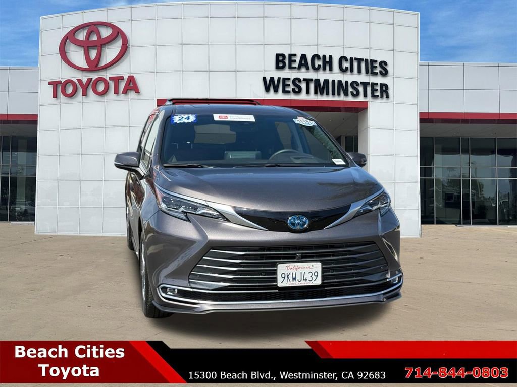 Certified 2024 Toyota Sienna Platinum image 3