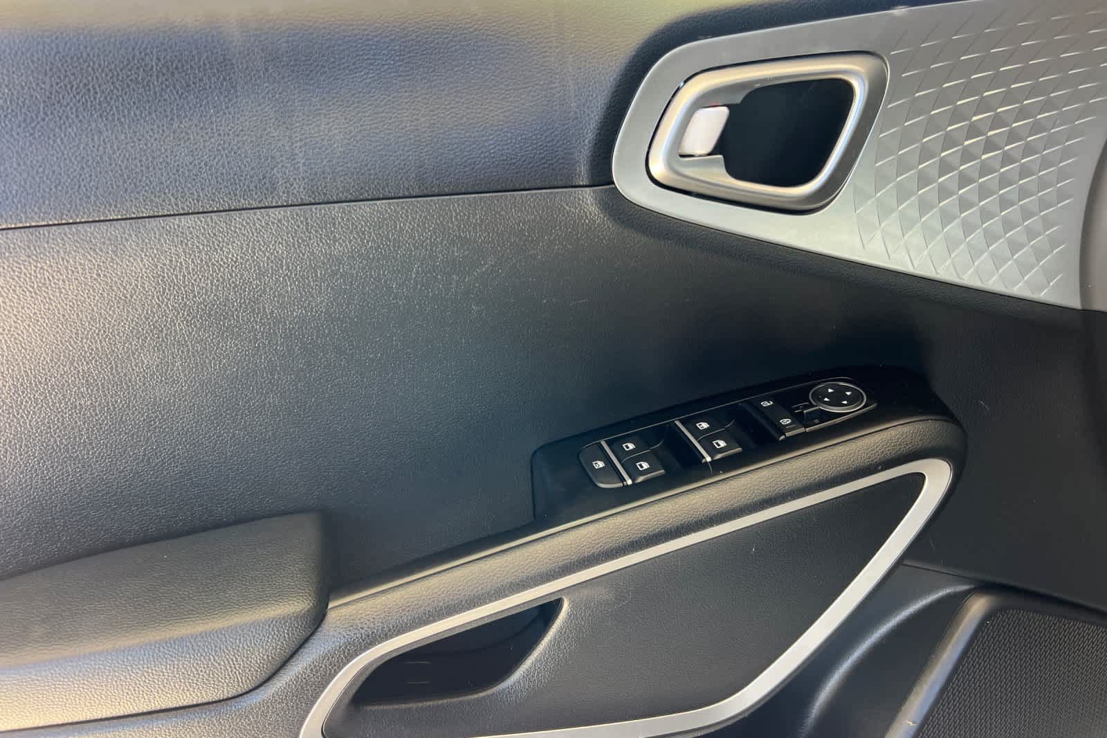 Used 2023 Kia Soul LX w/ LX Technology Package FWD image 12
