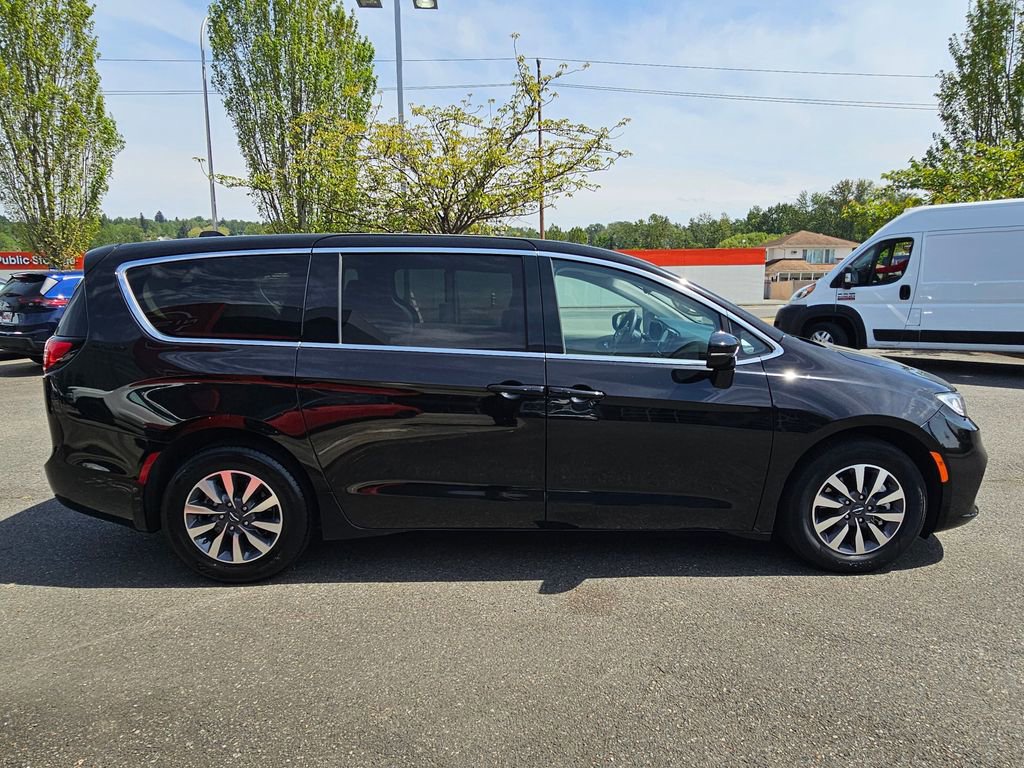 Used 2024 Chrysler Pacifica Limited FWD image 4