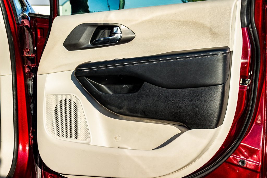 Used 2023 Chrysler Pacifica Touring-L image 18