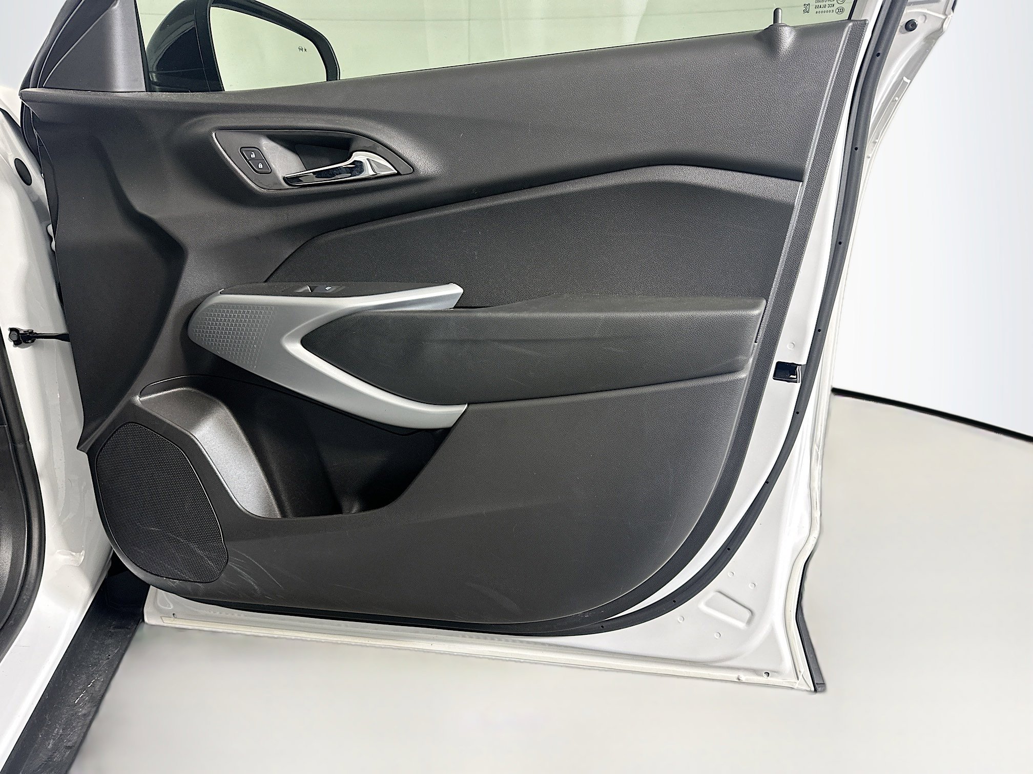 Used 2025 Chevrolet Trax RS w/ Driver Confidence Package image 32