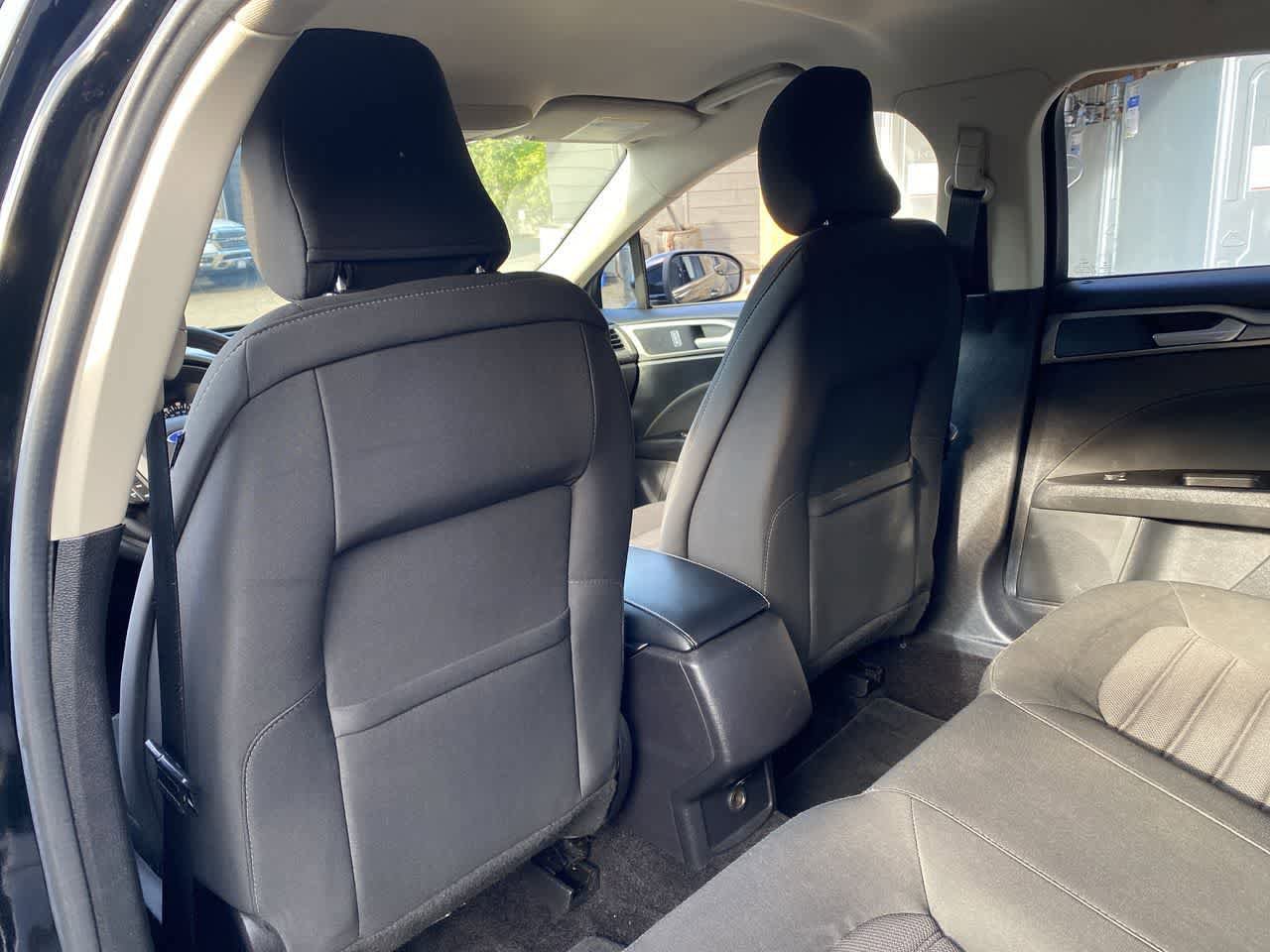 Used 2017 Ford Fusion SE FWD image 17