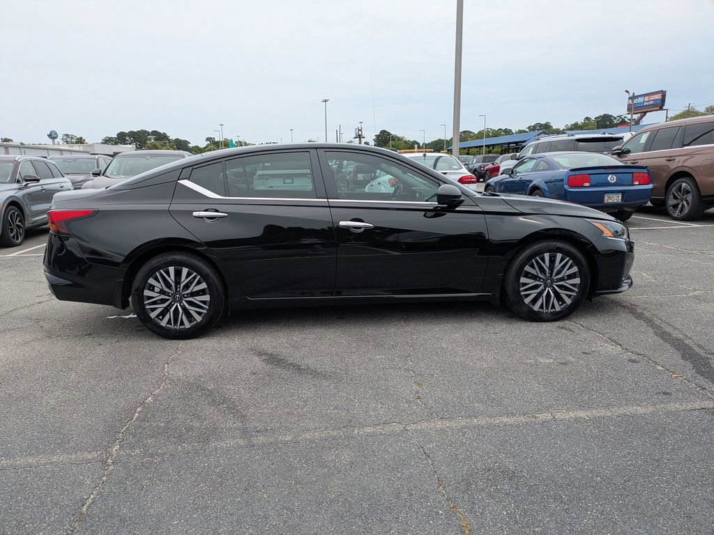 Used 2024 Nissan Altima 2.5 SV FWD image 3