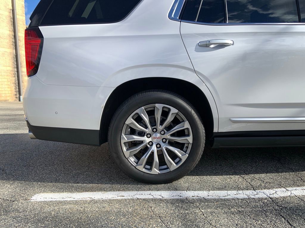 Used 2024 GMC Yukon Denali w/ Advanced Technology Package image 12