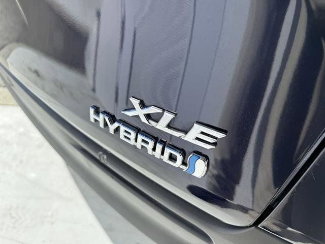 Used 2024 Toyota Sienna XLE image 11