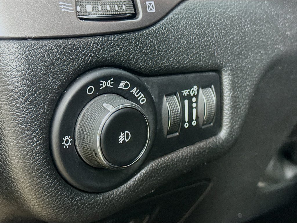 Used 2019 Jeep Cherokee Latitude Plus AWD/4WD image 12