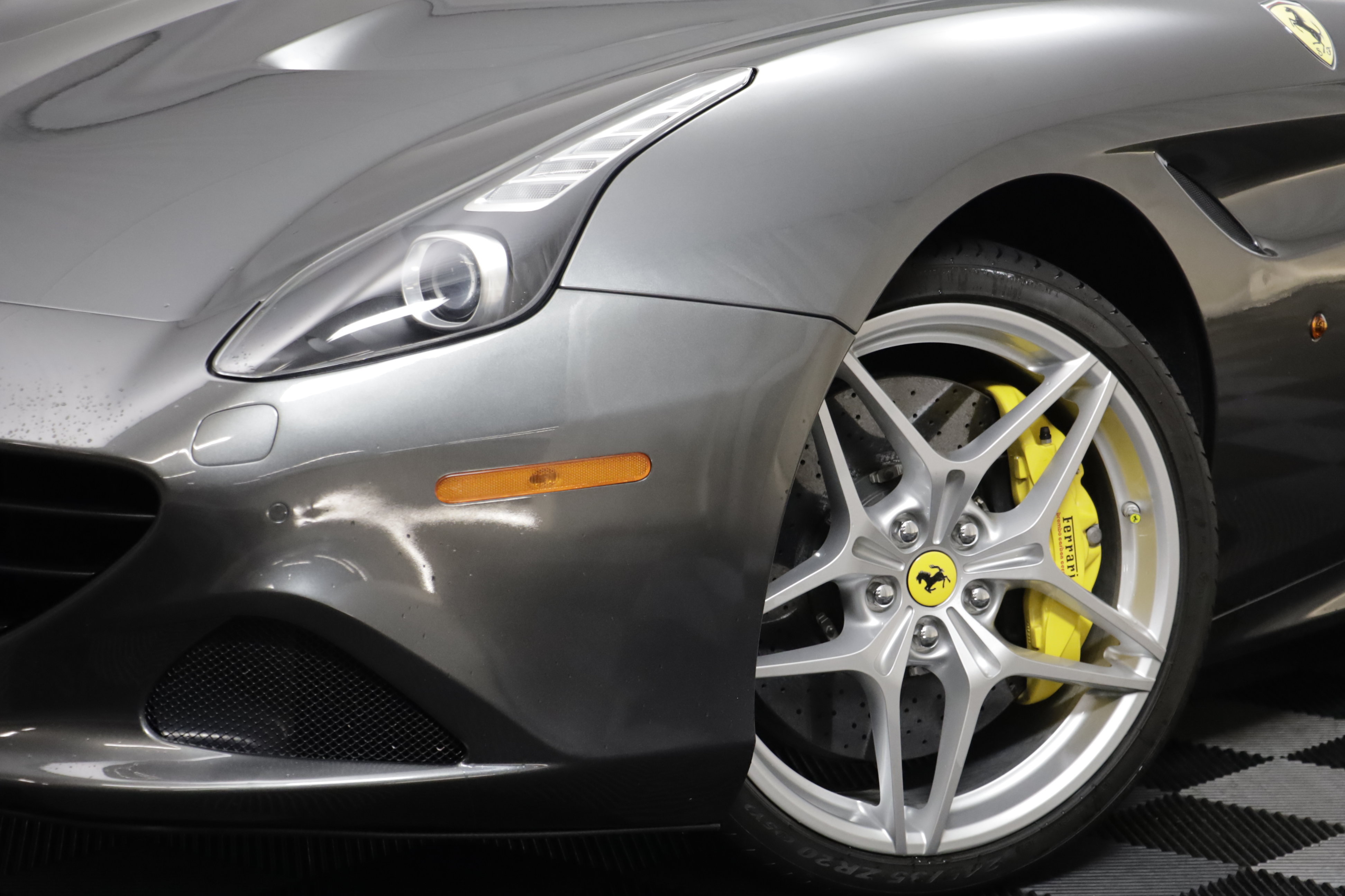 Used 2017 Ferrari California T RWD image 3