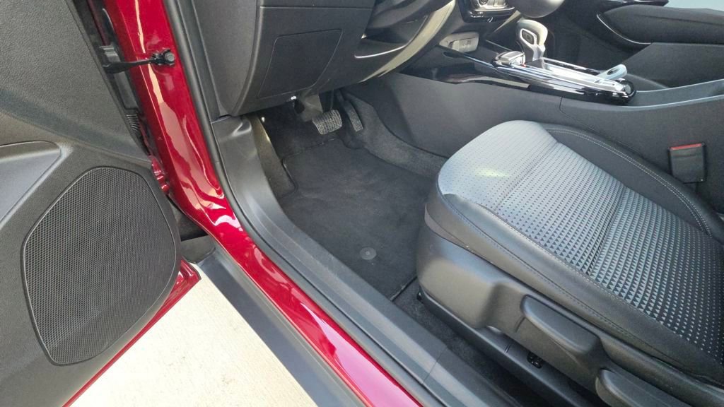 Used 2025 Chevrolet Trax LT w/ LT Convenience Package image 22