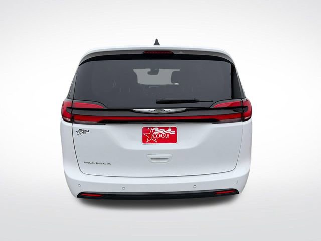 Used 2024 Chrysler Pacifica Touring-L FWD image 8