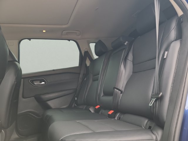 Used 2023 Nissan Rogue SV w/ SV Premium B Package FWD image 13