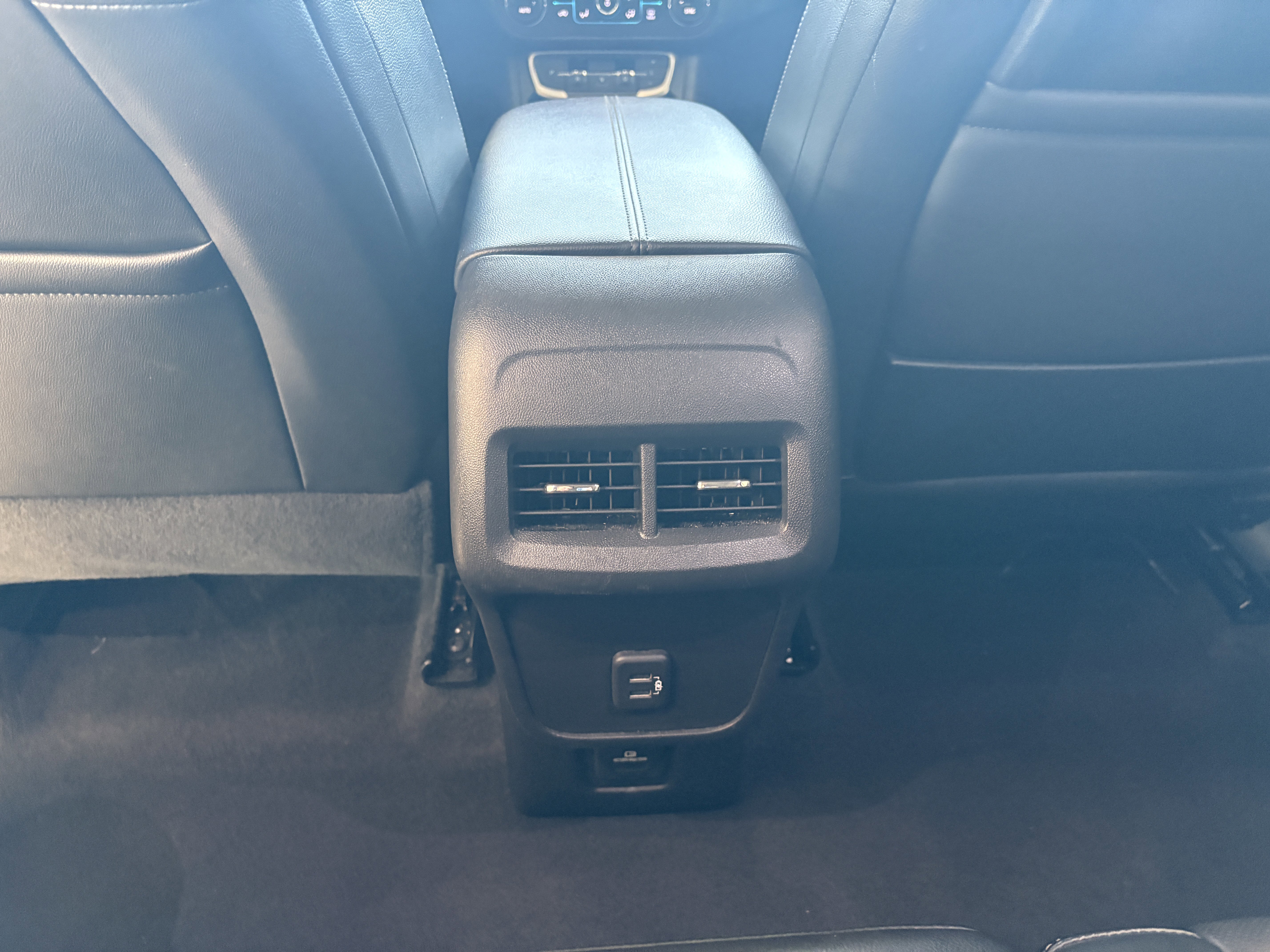 Used 2023 GMC Terrain SLT image 17