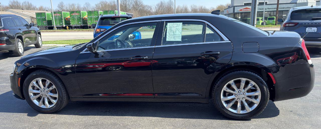 Used 2015 Chrysler 300 Limited w/ Driver Convenience Group image 11