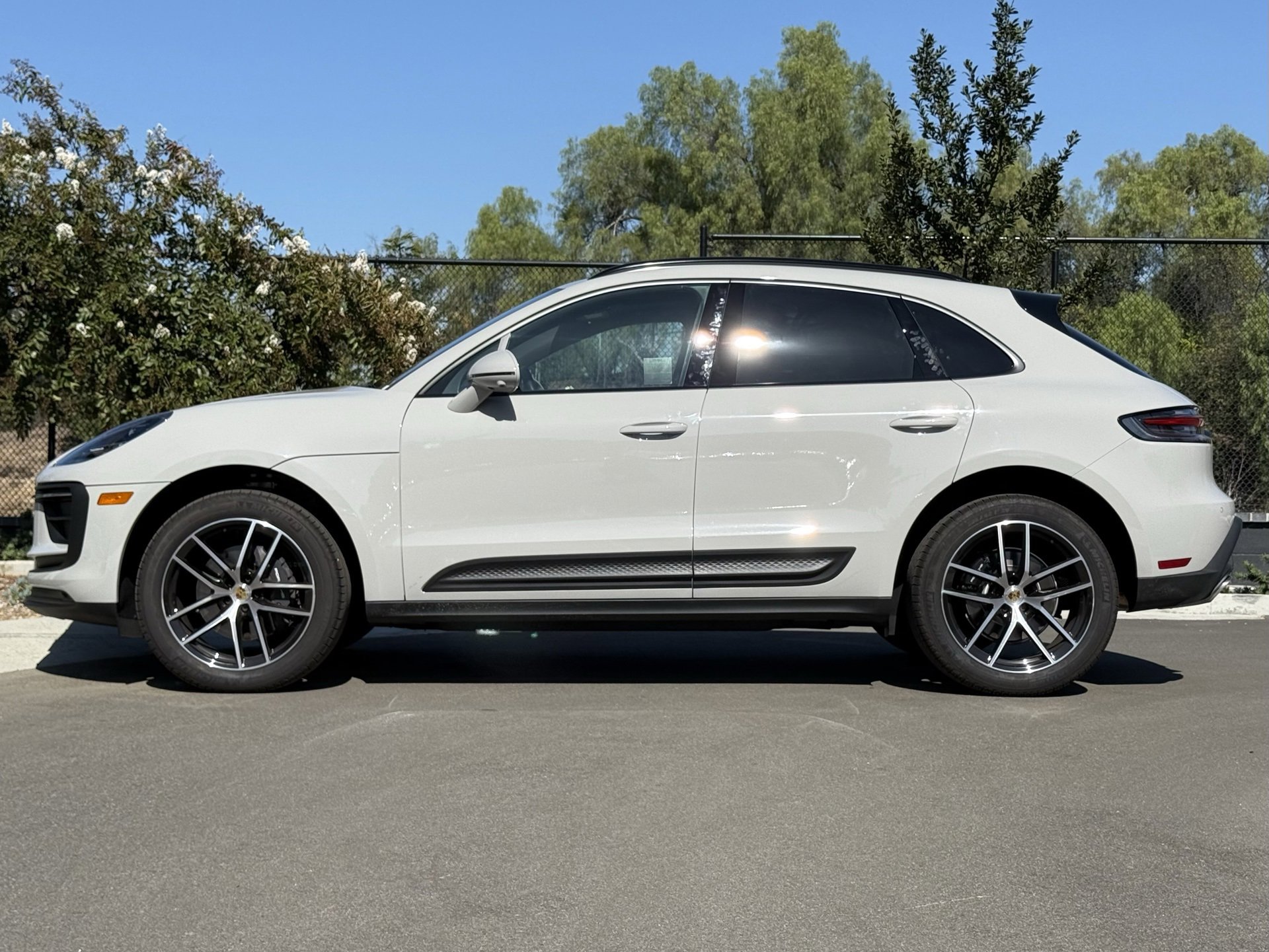 Used 2025 Porsche Macan image 2