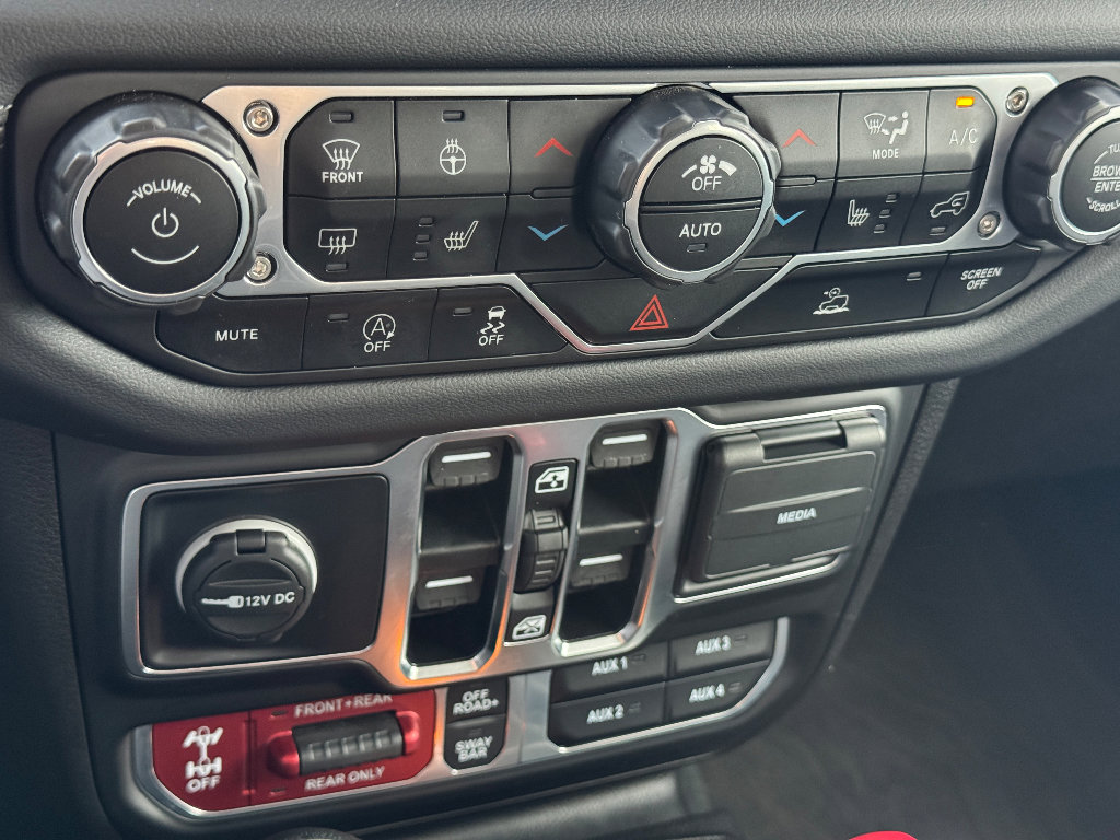 Used 2024 Jeep Gladiator Rubicon w/ Technology Group image 18