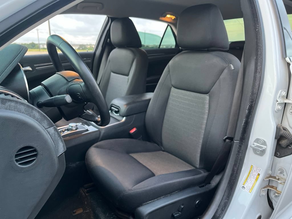 Used 2020 Chrysler 300 Touring w/ Chrome Appearance Package RWD image 23