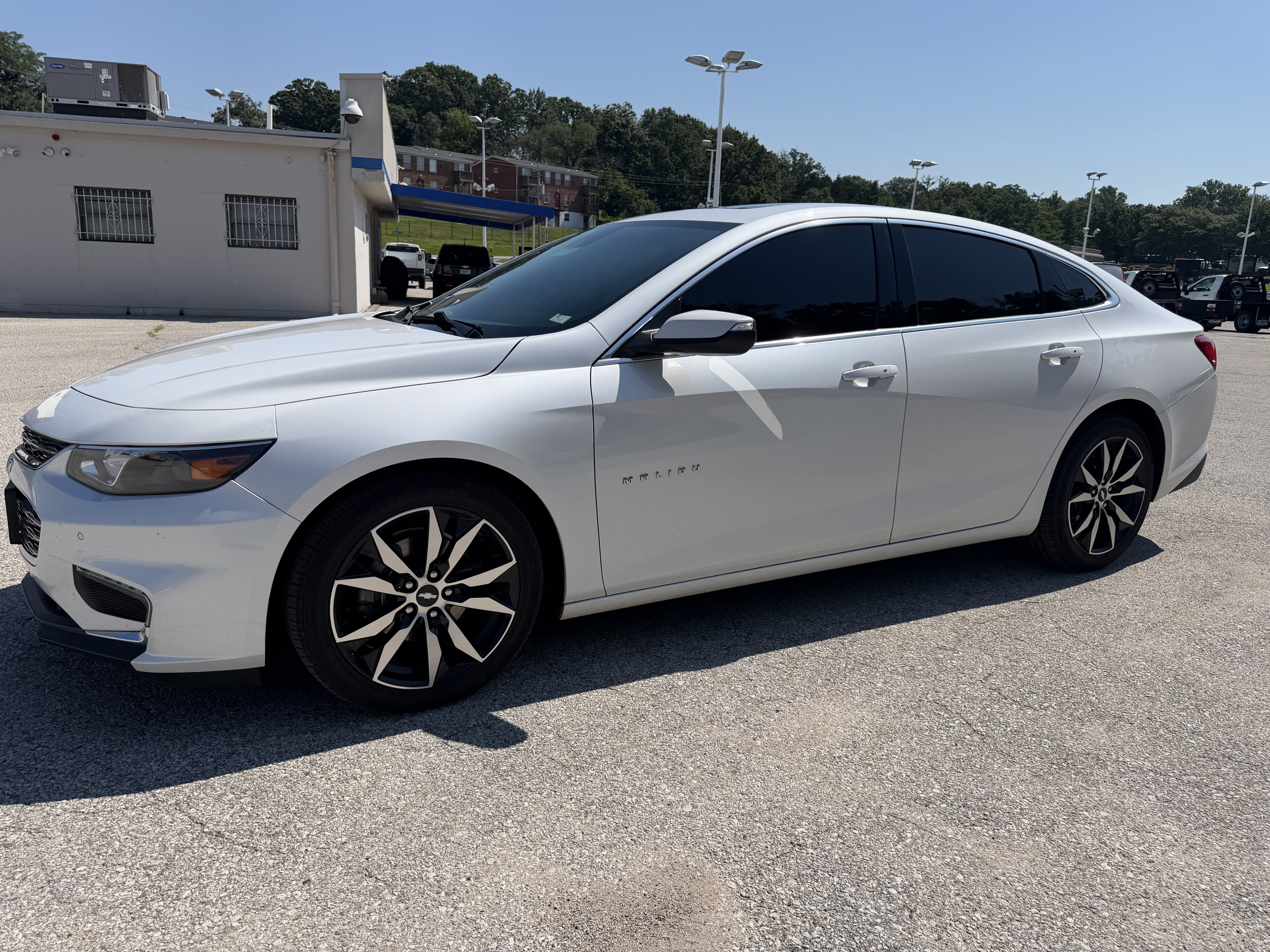 Used 2018 Chevrolet Malibu LT w/ Leather Package FWD image 3
