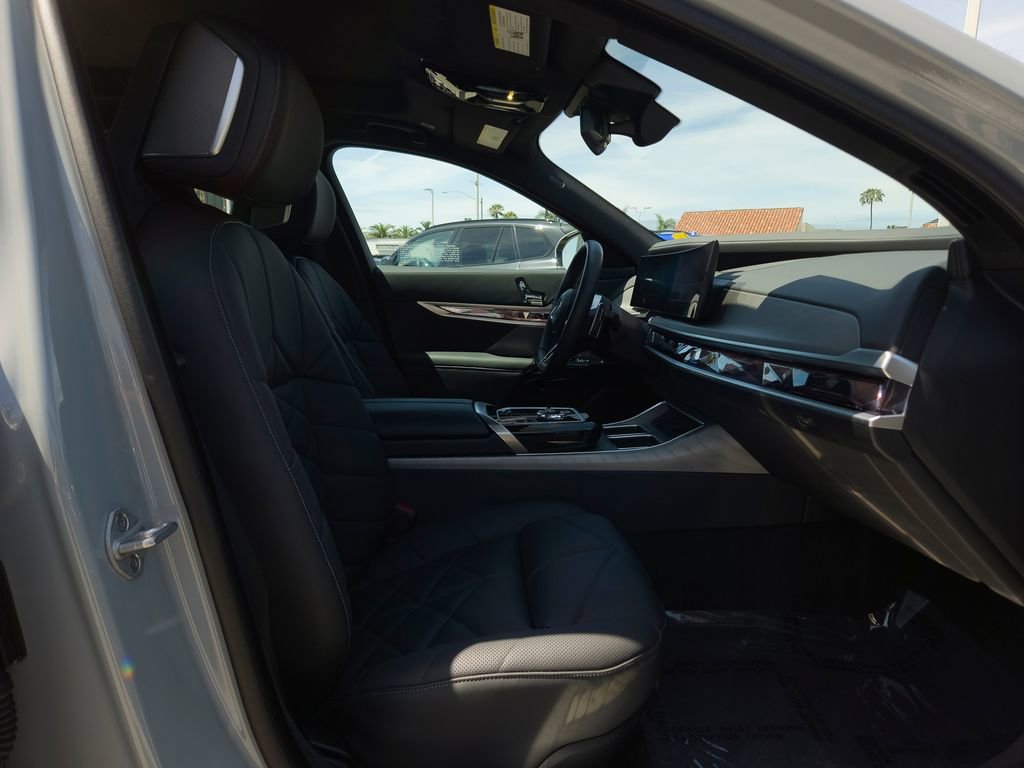 Used 2024 BMW 740i w/ Premium Package image 21